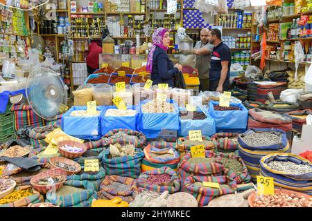 Gewürze, Trockenfrüchte und Nüsse, Marktstand, Souk, Altstadt, Akko, Israel Stockfoto