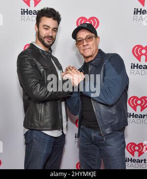 Jean-Claude Van Damme und Kris Van Damme kommen am 17. Januar 2020 in Burbank, USA, zum iHeartRadio Podcast Award 2020 im iHeartRadio Theater Los Angeles. Stockfoto