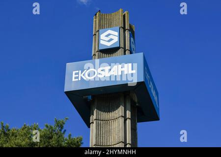 Logo EKO Stahl, Werkstor Stahlwerk Arcelor Mittal, B112, Eisenhüttenstadt, Brandenburg, Deutschland Stockfoto