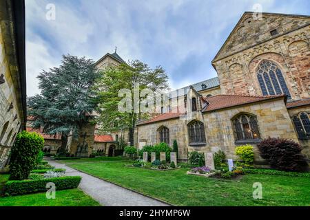 Innenhof mit Kreuzgang, Petersdom, Osnabrück, Niedersachsen, Deutschland Stockfoto