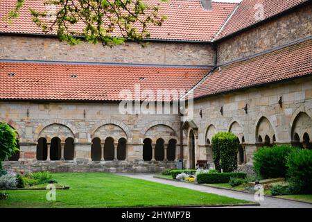 Innenhof mit Kreuzgang, Petersdom, Osnabrück, Niedersachsen, Deutschland Stockfoto