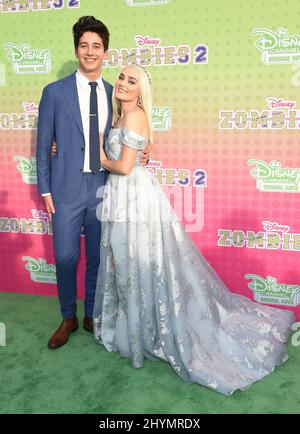 Milo Manheim und Meg Donnelly kommen am 25. Januar 2020 in Burbank, CA, zum Disney Channel Original Movie €˜Zombies 2' im Walt Disney Studios Main Theatre. Stockfoto