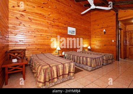 Zimmer in Blockhütte, Holzhaus, einfach, bunglow, innen, Hotel, Bungalowanlage, Maria la Gorda, Provinz Pinar del Rio, Kuba, Karibik Stockfoto