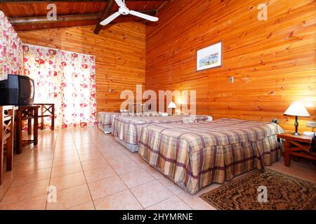 Zimmer in Blockhütte, Holzhaus, einfach, bunglow, innen, Hotel, Bungalowanlage, Maria la Gorda, Provinz Pinar del Rio, Kuba, Karibik Stockfoto