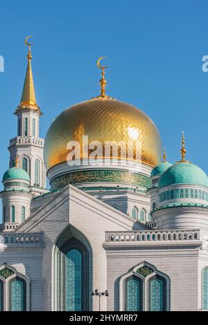 Moskau, Russische Föderation - 02. März 2022: Außenansicht der Hauptmoschee in Moskau. Diese Moschee ist eine der größten in Europa. Stockfoto