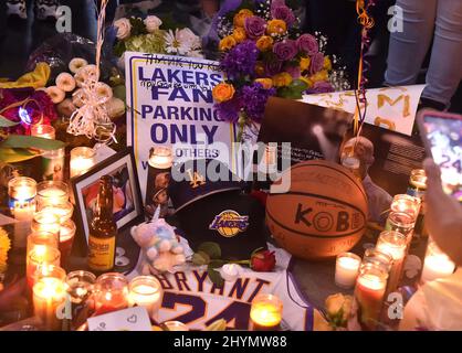 Gedenkstätte für Kobe Bryant vor dem Staples Center am 26. Januar 2020 in Los Angeles, CA. Stockfoto