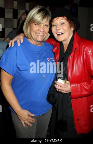 FILE PHOTO: Die Schauspielerin Marj Dusay starb am 28. Januar 2020 im Alter von 83 Jahren. Kim Zimmer & Marj Dusay 7. jährliche „Daytime Stars & Strikes“ zugunsten der American Cancer Society. Findet am 10. Oktober 2010 im Leisure Time Bowl statt. Stockfoto