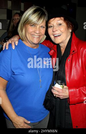 FILE PHOTO: Die Schauspielerin Marj Dusay starb am 28. Januar 2020 im Alter von 83 Jahren. Kim Zimmer & Marj Dusay 7. jährliche „Daytime Stars & Strikes“ zugunsten der American Cancer Society. Findet am 10. Oktober 2010 im Leisure Time Bowl statt. Stockfoto