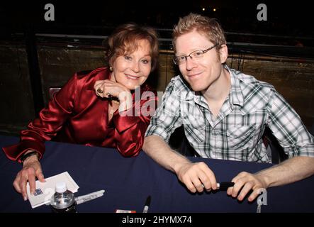 FILE PHOTO: Die Schauspielerin Marj Dusay starb am 28. Januar 2020 im Alter von 83 Jahren. Marj Dusay & Anthony Rapp Broadway Cares/ Equity Fights AIDS 23. Annual Flea Market & Grand Auction. Am 27. September 2009 im Roseland Ballroom. Stockfoto