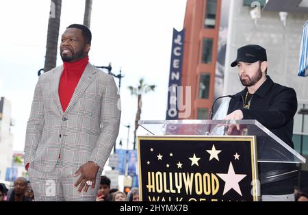 Curtis '50 Cent' Jackson und Eminem wird von Eminem bei seiner Hollywood Walk of Fame-Starzeremonie am 30. Januar 2020 in Hollywood, CA, begleitet. Stockfoto