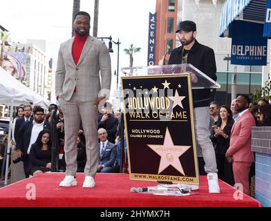 Curtis '50 Cent' Jackson und Eminem wird von Eminem bei seiner Hollywood Walk of Fame-Starzeremonie am 30. Januar 2020 in Hollywood, CA, begleitet. Stockfoto