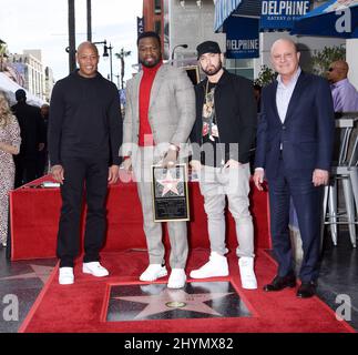 Curtis '50 Cent' Jackson, Dr. Dre, Eminem und Chris Albrecht wird von Dr. Dre, Eminem und Chris Albrecht bei seiner Hollywood Walk of Fame-Starzeremonie am 30. Januar 2020 in Hollywood, CA, begleitet. Stockfoto