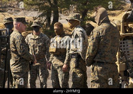 Gotemba, Japan. 15. März 2022. Oberst Michael Nakonieczny (L), Kommandant der Marine Expeditionary Unit 31. (MEU), spricht am Dienstag, den 15. März 2022, mit Mitgliedern der US-Marine während einer gemeinsamen Militärübung mit der japanischen Selbstverteidigungseinheit im Lager Fuji in der Präfektur Shizuoka, Japan. Foto von Keizo Mori/UPI Credit: UPI/Alamy Live News Stockfoto