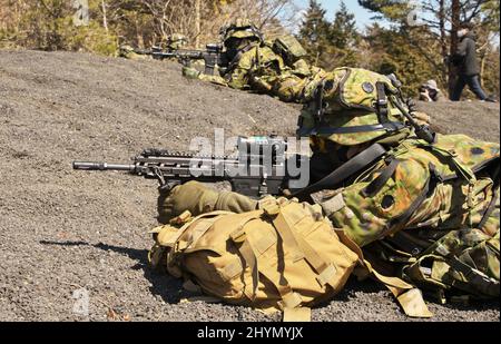 Gotemba, Japan. 15. März 2022. Mitglieder des Amphibious Rapid Deployment Regiment, Japan Ground Self-Defence Force nehmen am Dienstag, den 15. März 2022, an einer gemeinsamen militärischen Übung mit der Marine Expeditionary Unit 31., U.S. Marines, im Camp Fuji in der Präfektur Shizuoka, Japan Teil. Foto von Keizo Mori/UPI Credit: UPI/Alamy Live News Stockfoto