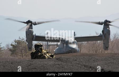 Gotemba, Japan. 15. März 2022. Mitglieder des Amphibious Rapid Deployment Regiment, Japan Ground Self-Defence Force nehmen am Dienstag, den 15. März 2022, an einer gemeinsamen militärischen Übung mit der Marine Expeditionary Unit 31., U.S. Marines, im Camp Fuji in der Präfektur Shizuoka, Japan Teil. Foto von Keizo Mori/UPI Credit: UPI/Alamy Live News Stockfoto