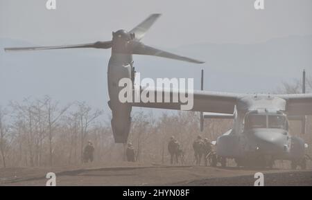 Gotemba, Japan. 15. März 2022. Der MV-22 Osprey der US-Marine nimmt am Dienstag, den 15. März 2022, an einer gemeinsamen Militärübung mit der japanischen Selbstverteidigungseinheit am Boden im Lager Fuji in der Präfektur Shizuoka, Japan, Teil. Foto von Keizo Mori/UPI Credit: UPI/Alamy Live News Stockfoto