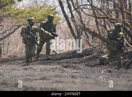 Gotemba, Japan. 15. März 2022. Mitglieder des Amphibious Rapid Deployment Regiment, Japan Ground Self-Defence Force nehmen am Dienstag, den 15. März 2022, an einer gemeinsamen militärischen Übung mit der Marine Expeditionary Unit 31., U.S. Marines, im Camp Fuji in der Präfektur Shizuoka, Japan Teil. Foto von Keizo Mori/UPI Credit: UPI/Alamy Live News Stockfoto