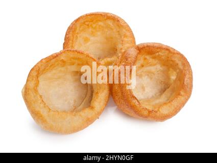 Studioaufnahme von gebackenen Yorkshire Puddings, die vor einem weißen Hintergrund ausgeschnitten wurden - John Gollop Stockfoto