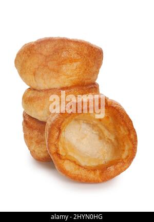 Studioaufnahme von gebackenen Yorkshire Puddings, die vor einem weißen Hintergrund ausgeschnitten wurden - John Gollop Stockfoto