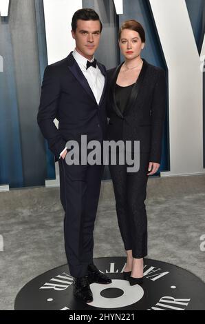 Finn Wittrock und Sarah Roberts nahmen an der Vanity Fair Oscar Party 2020 im Wallis Annenberg Center for the Performing Arts in Beverly Hills, Kalifornien, Teil Stockfoto