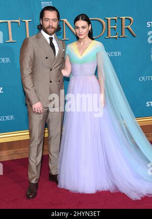 Richard Rankin und Sophie Skelton bei der Premiere von Outlander in Los Angeles, Kalifornien, in der fünften Staffel Stockfoto