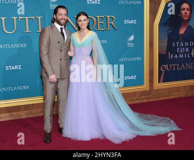 Richard Rankin und Sophie Skelton bei der Premiere von Outlander in Los Angeles, Kalifornien, in der fünften Staffel Stockfoto