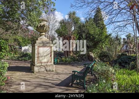 Die Chatham Vase, die angeblich berühmte Briten darstellen soll, wurde im kleinen eingezäunten Memorial Blumengarten gefunden. Wellington ist auf dem abgebildeten Gesicht zu sehen. Devon Stockfoto