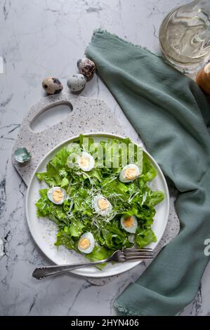 Lecker, Frühling - Sommer Salat aus grünem Salat. Gesundes und leckeres Essen. Stockfoto