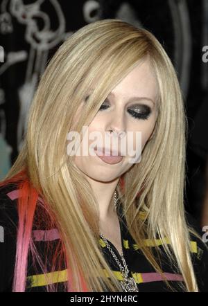 Avril Lavignes CD-Signing „The Best Damn Thing“ fand im Virgin Megastore in Hollywood statt. Bild: UK Press Stockfoto