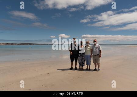 Langabaan, Westküste, Südafrika. 2022. Eine Gruppe älterer Urlauber, die während der Zwangsbeschränkungen Masken am Strand tragen. Stockfoto