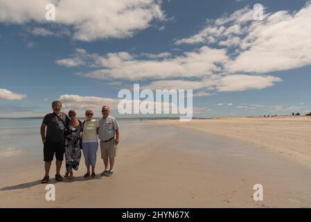 Langabaan, Westküste, Südafrika. 2022. Eine Gruppe älterer Urlauber am Strand von Langabaan, Südafrika, Stockfoto