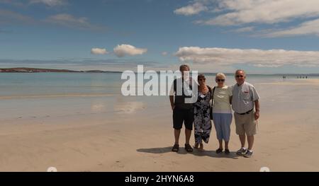 Langabaan, Westküste, Südafrika. 2022. Eine Gruppe älterer Urlauber am Strand von Langabaan, Südafrika, Stockfoto