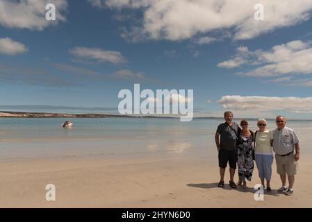 Langabaan, Westküste, Südafrika. 2022. Eine Gruppe älterer Urlauber am Strand von Langabaan, Südafrika, Stockfoto