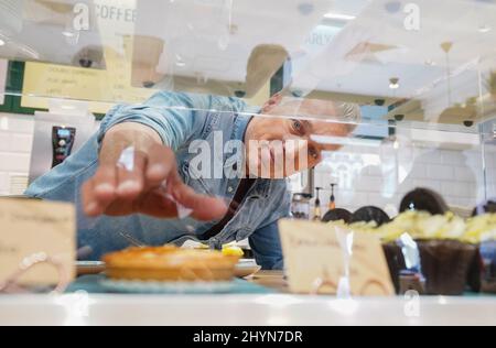 Martin Kemp bei der Eröffnung des ersten Coffeeshops von Social Bite in England am Strand im Zentrum von London. Das Café betreibt ein Pay-IT-Forward-System, in dem Lebensmittel, Getränke und Gutscheine für Bedürftige gekauft werden können, sowie Menschen aus der Obdachlosen-Gemeinschaft beschäftigt werden, um dort Vollzeit zu arbeiten. Bilddatum: Dienstag, 15. März 2022. Stockfoto