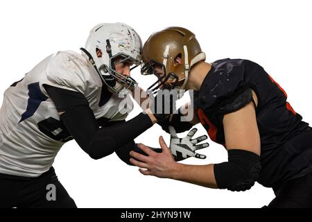 Nahaufnahme von zwei amerikanischen Fußballspielern, die auf weißem Hintergrund um einen Ball kämpfen. Konzept des Sports, Herausforderungen, Ziele, Stärke. Poster Stockfoto