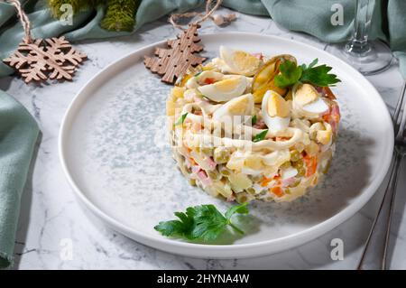 Neujahrssalat Olivier. Leckerer Salat, netter Service. Stockfoto