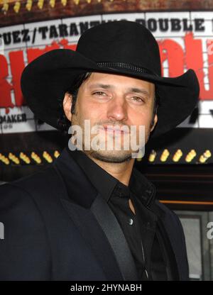 Robert Rodriguez nimmt an der „Grindhouse“-Premiere Teil, die im „orfeum Theatre“ in Los Angeles stattfand. Bild: UK Press Stockfoto