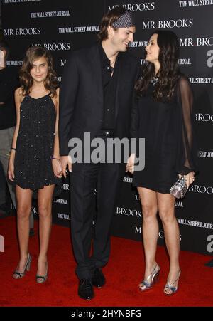 Ashton Kutcher, Demi Moore und Tallulah Willis nehmen an der La Premiere von „Mr Brooks“ im Grauman's Chinese Theatre in Hollywood Teil. Bild: UK Press Stockfoto