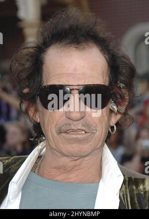 Keith Richards nimmt an der Weltpremiere „Fluch der Karibik: Am Ende der Welt“ in Disneyland Teil. Bild: UK Press Stockfoto