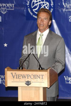 Der Earl of Wessex & Gouverneur Arnold Schwarzenegger vereinigen sich auf Award 75 Californian Students The Duke of Edinburgh Award in Kalifornien. Bild: UK Press Stockfoto