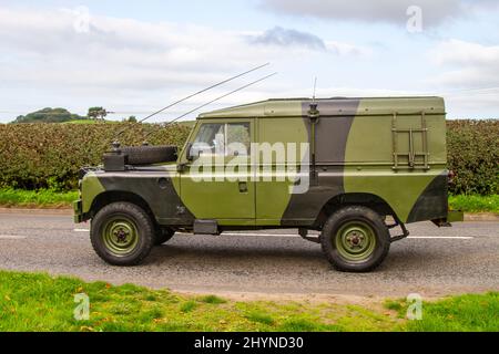 1972 70s 70s British LWB Green Land Rover; auf dem Weg zur Capesthorne Hall Classic August Car Show, Ceshire, Großbritannien Stockfoto