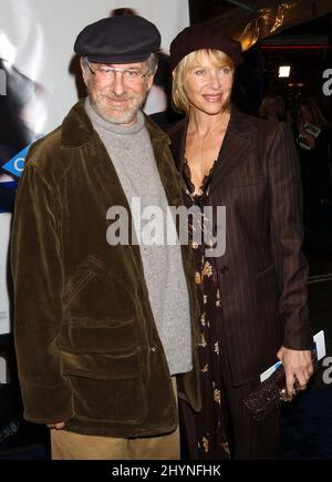 STEVEN SPIELBERG UND KATE CAPSHAW NEHMEN AN DER PREMIERE VON „CATCH ME IF YOU CAN“ IM DORF MANN IN LOS ANGELES TEIL. BILD: BRITISCHE PRESSE Stockfoto