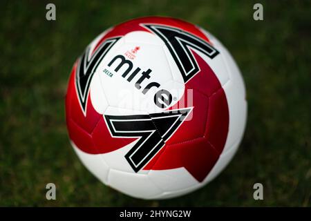 Gehrungsdreieck Max. Offizieller Emirates FA Cup Fußball. Stockfoto