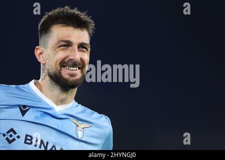 Francesco Acerbi von Latium lacht während der italienischen Meisterschaft Serie A Fußballspiel zwischen SS Lazio und FC Venezia am 14. März 2022 im Stadio Olimpico in Rom, Italien - Foto Federico Proietti / DPPI Stockfoto