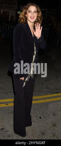 DREW BARRYMORE NIMMT AN DER PREMIERE „CONFESSIONS OF A DANGEROUS MIND“ IM MANN BRUIN THEATER, LOS ANGELES, TEIL. BILD: BRITISCHE PRESSE Stockfoto