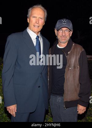 Clint Eastwood und Steven Spielberg nehmen an der Premiere von „Flags of Our Fathers“ in Beverly Hills Teil. Bild: UK Press Stockfoto