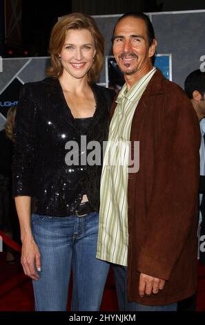 Brenda Strong und ihr Mann Tom Henri nehmen an der Premiere von Flightplan Los Angeles Teil. Bild: UK Press Stockfoto