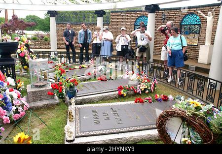 Elvis Presleys Grab in Graceland. Bild: UK Press Stockfoto