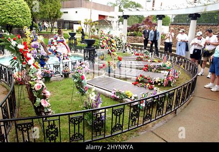 Elvis Presleys Grab in Graceland. Bild: UK Press Stockfoto