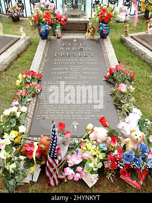 Elvis Presleys Grab in Graceland. Bild: UK Press Stockfoto